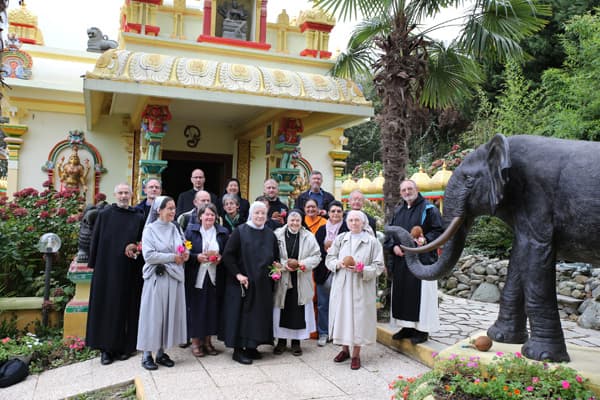 monaci-cattolici-ashram-tempio-dim-dialogo-interreligioso